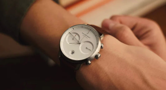 Cómo combinar tu reloj análogo para mujer con tu ropa día a día